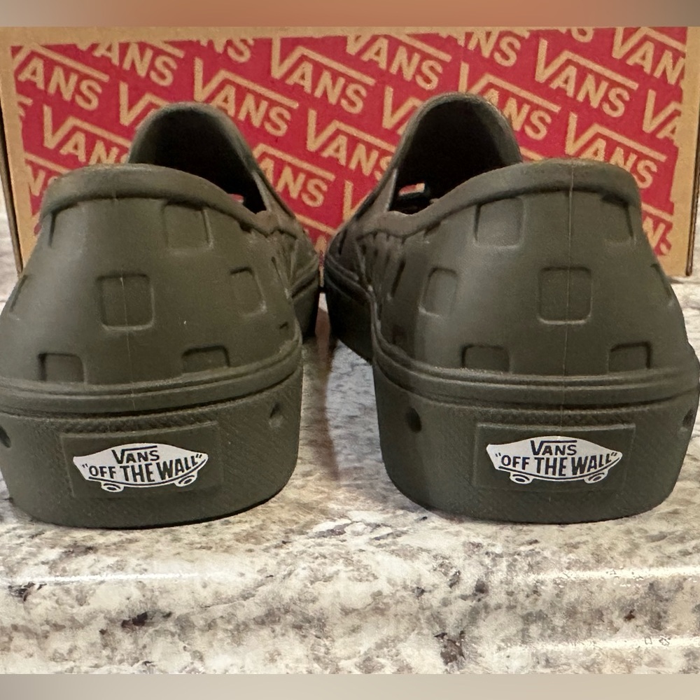 NEW IN BOX- VANS Slip On Trek army Green color. Men’s size 6/ Women’s size 7.5